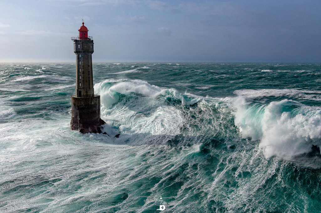 Le phare de la Jument impressionne sur cette photo en pleine tempête à  Ouessant