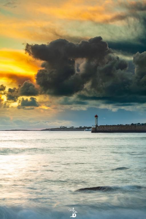 La réflexion de miroir d'un phare blanc dans une flaque de mer sur la côte  rocheuse Photo Stock - Alamy